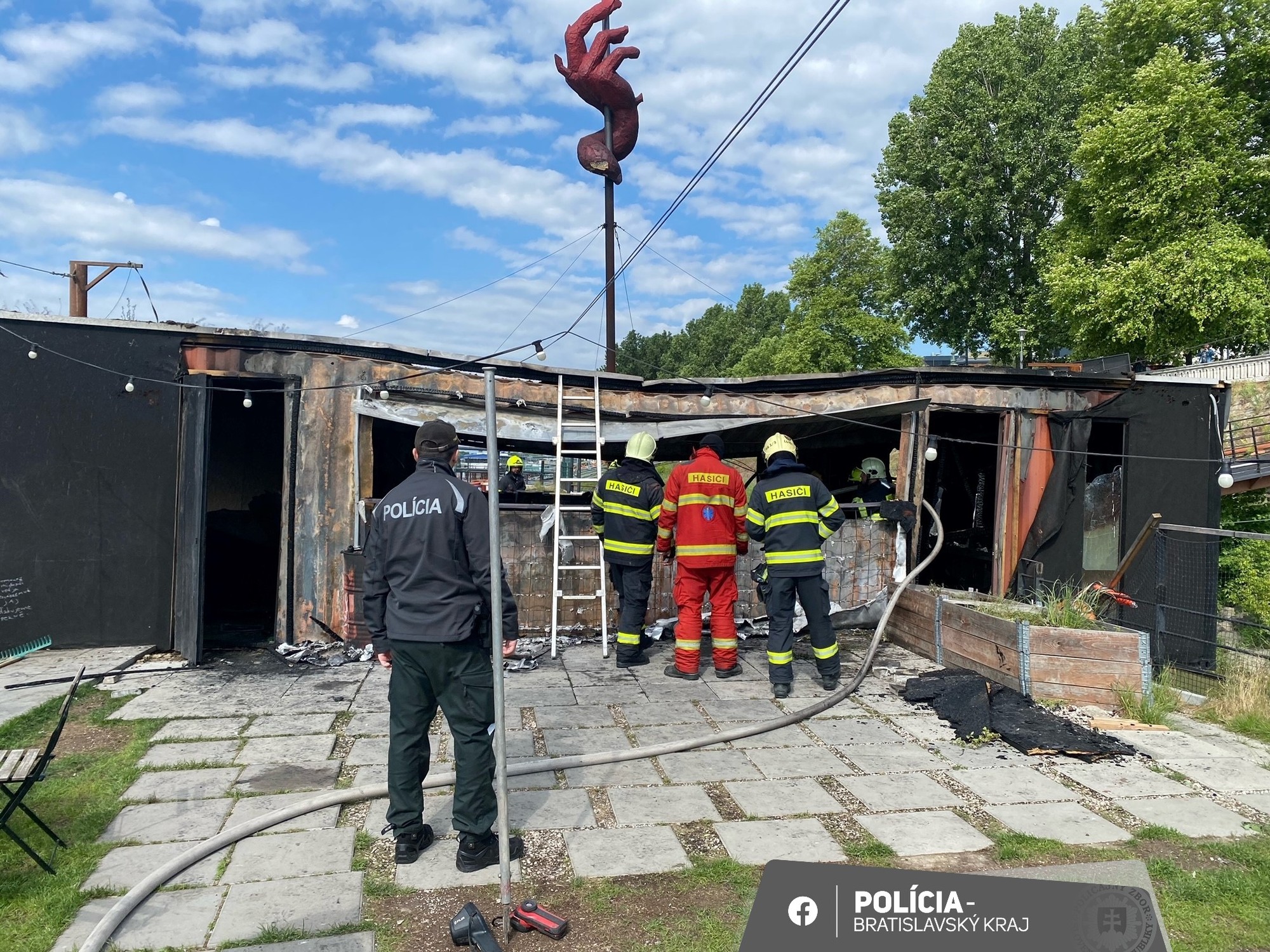 Na Dunaji pri Nábreží armádneho generála Ludvíka Svobodu horelo plavidlo prerobené na podnik.