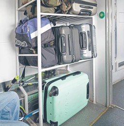 Kto odpowiada, gdy w pociągu spadają walizki na głowy pasażerów