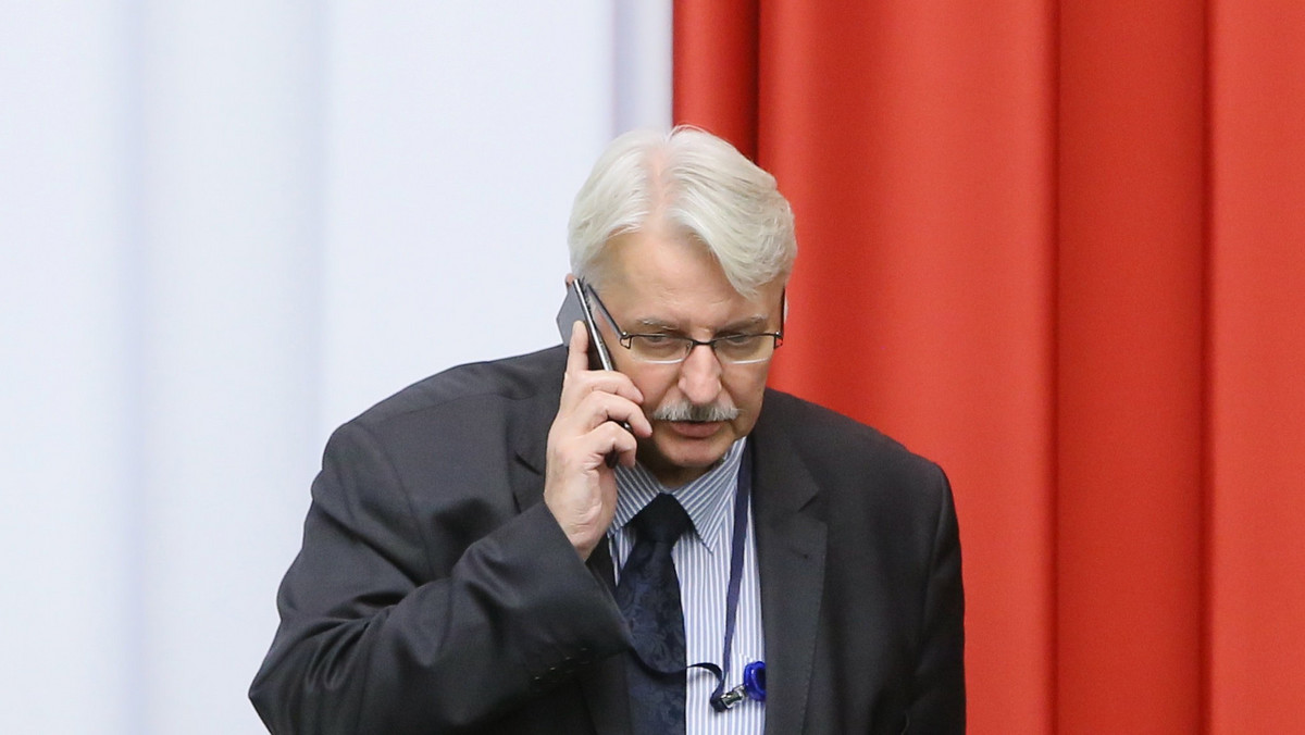 Minister spraw zagranicznych Witold Waszczykowski potwierdził, że zrezygnował z ochrony osobistej BOR. Jak tłumaczy, ochrona BOR przysługuje mu wyłącznie w godzinach pracy, czyli wtedy, kiedy nie jest mu potrzebna.