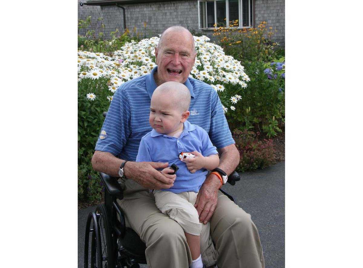 George Bush ogolił głowę w geście solidarności z chorym chłopcem