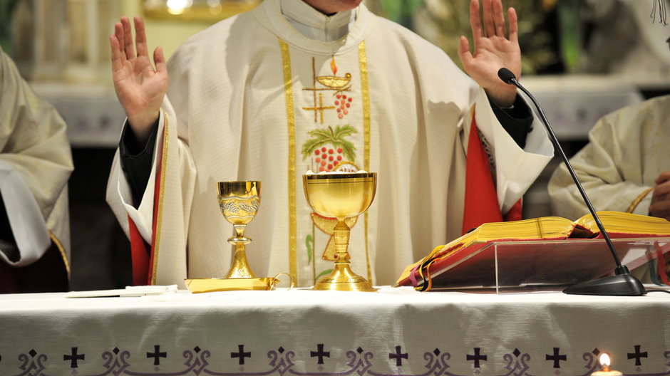 Ksiądz podczas odprawiania mszy (zdjęcie ilustracyjne)