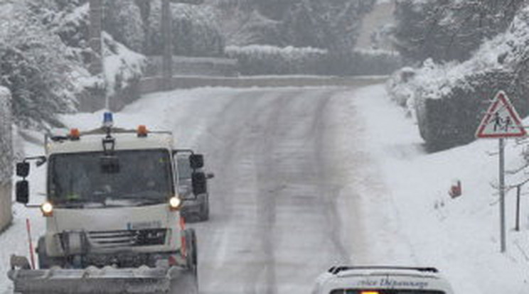 Közlekedési káosz várható a hó miatt
