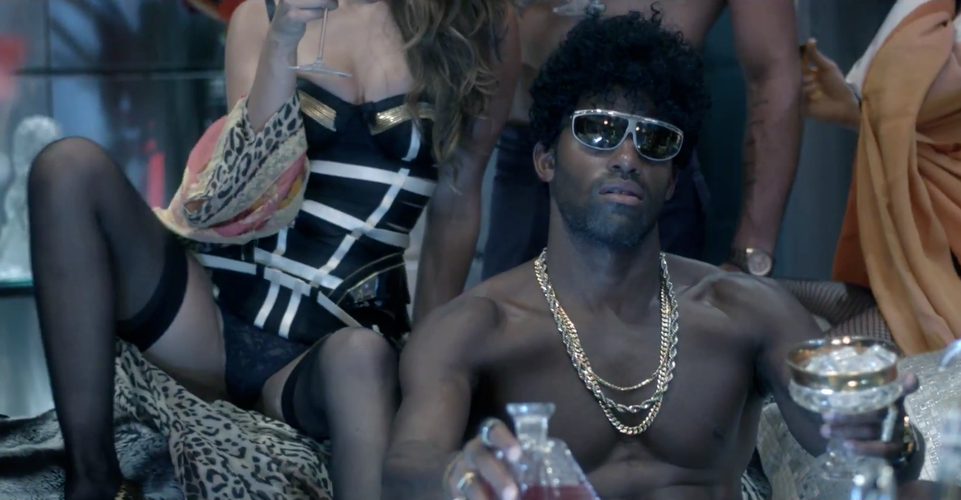 Kadry z klipu 'Work B**ch!'