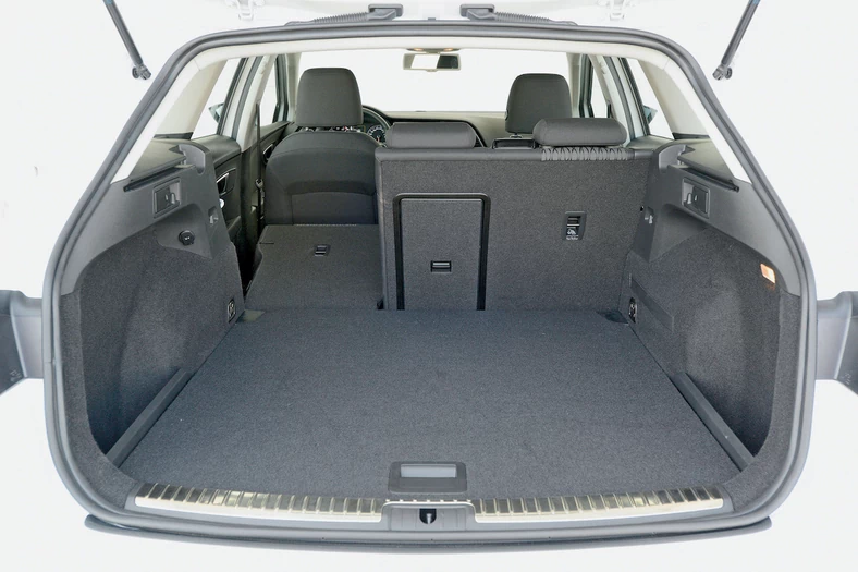 Bagażnik Volkswagena Golfa w wersji kombi (na rynku w 2013 r.) ma pojemność od 587 do 1470 l