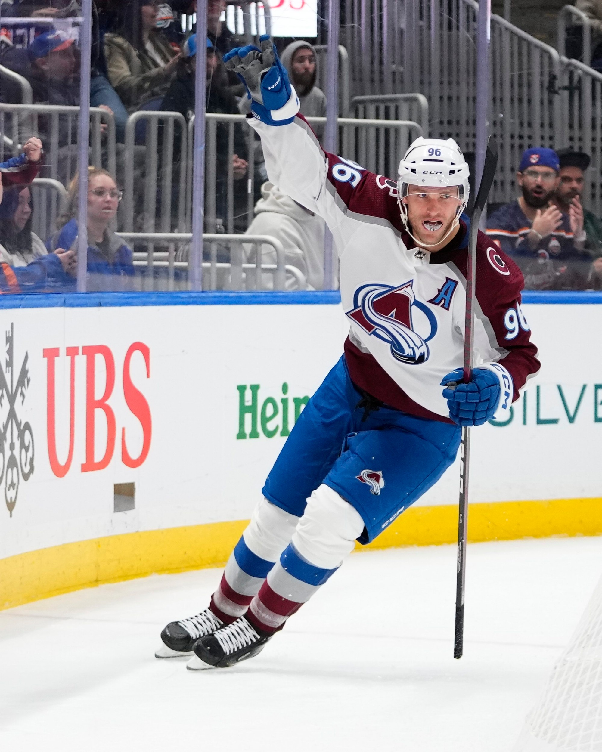 Hráč Colorada Avalanche Mikko Rantanen oslavuje gól.