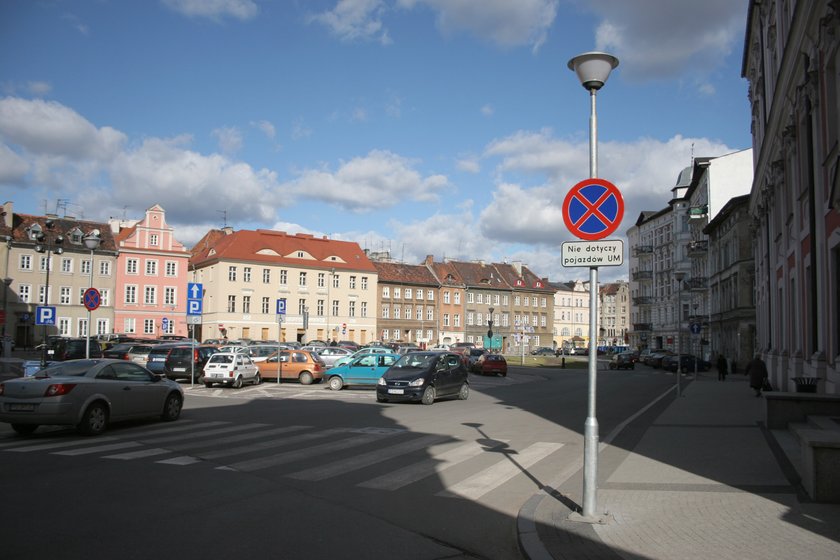 Z placu Kolegiackiego zniknie parking dla aut, a w jego miejsce pojawi się zieleń i przestrzeń do wypoczynku.