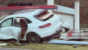 Porše udario u benzinsku pumpu