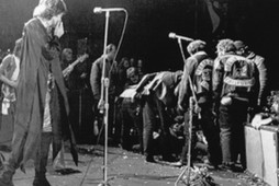 Mick Jagger przerywa na chwilę koncert na Altamont Rock Festival w Kalifornii, 6 grudnia 1970 r.