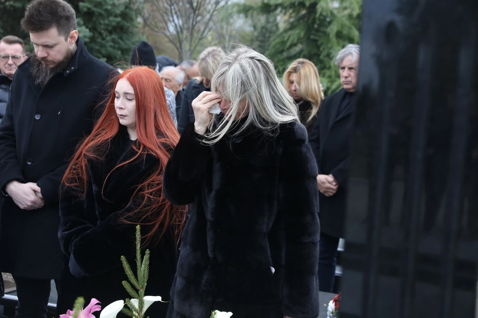 Ćerka Saše Popovića na groblju 