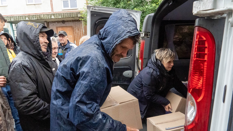 Wolontariusze rozdają pomoc humanitarną mieszkańcom w niedawno wyzwolonym mieście Bałaklija w obwodzie charkowskim