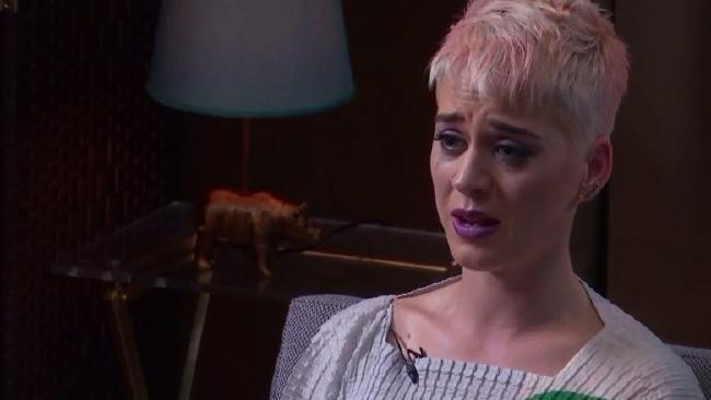 Katy Perry többször is a könnyeivel küszködött a beszélgetés alatt /Fotó: Youtube