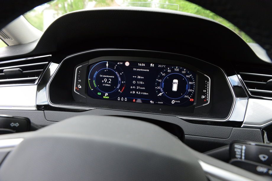 Volkswagen Passat GTE po naładowaniu akumulatorów "pod korek" przejedzie około 50 km. To duża oszczędność paliwa, bo bez prądu w bateriach niemieckie kombi może palić w mieście - na krótkich dystansach - nawet 9,2 l/100 km. Zwykle jednak jest bardziej ekonomiczne.