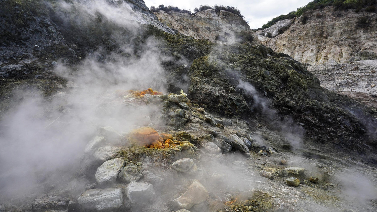 Strach po wstrząsach w rejonie superwulkanu. Próbne ewakuacje we Włoszech