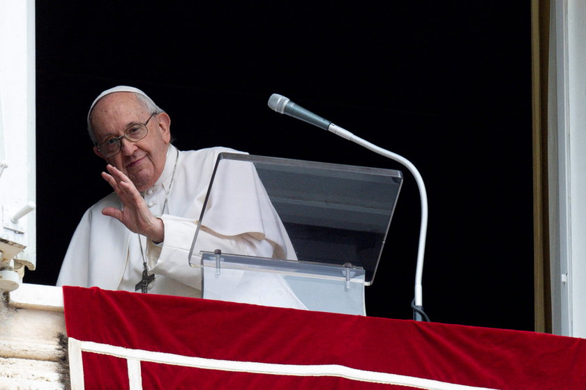 Mimo bólu kolana z powodu naciągięcia ścięgien, Franciszek zachowuje dobry nastrój i uśmiech na twarzy