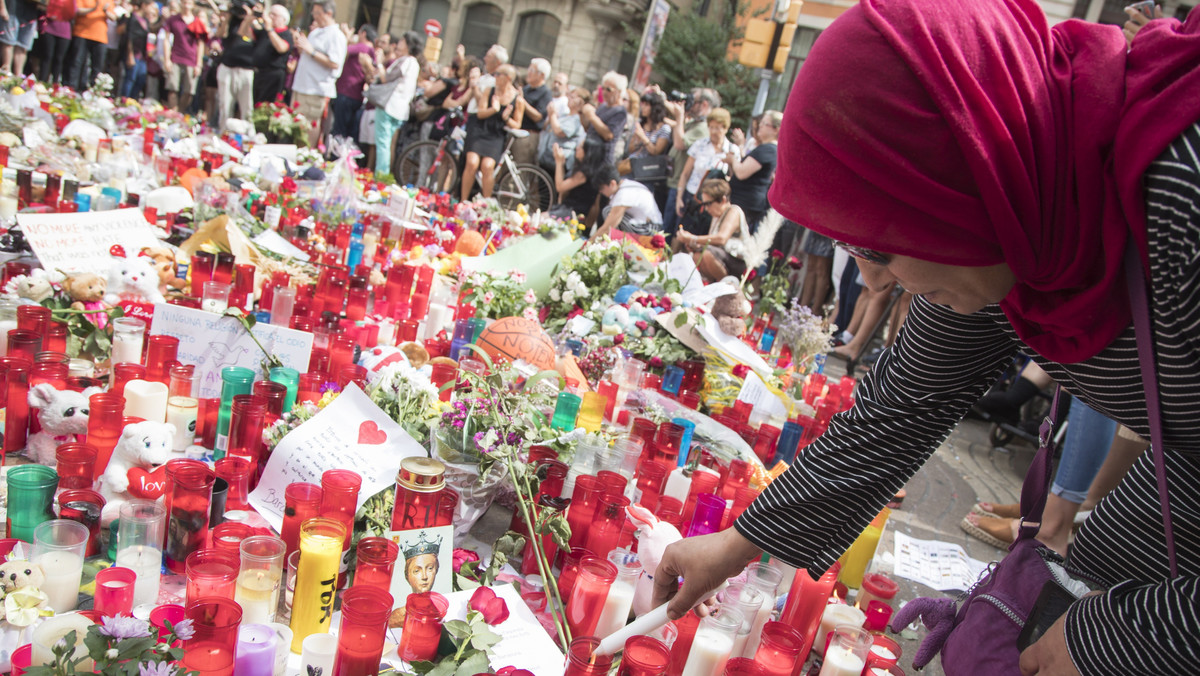 Youssef Chadid imam mieszkający w Poznaniu oraz przewodniczący rady podpisał oświadczenie, w którym przedstawiciele muzułmanów mieszkających w Polsce stanowczo potępiają zamachy terrorystyczne w Hiszpanii. "To mordercy, a ich czyny nie mają nic wspólnego z islamem" – czytamy w nim. W wyniku dwóch ataków, do których doszło 17 i 18 sierpnia, zginęło 14 osób.