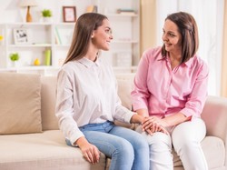 Drażliwy temat: jak rozmawiać z nastolatką o wadze i diecie?