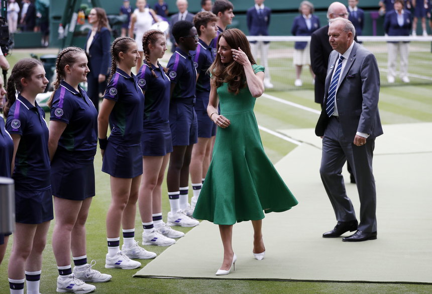 Księżna Kate na spotkaniu z osobami do podawania piłek