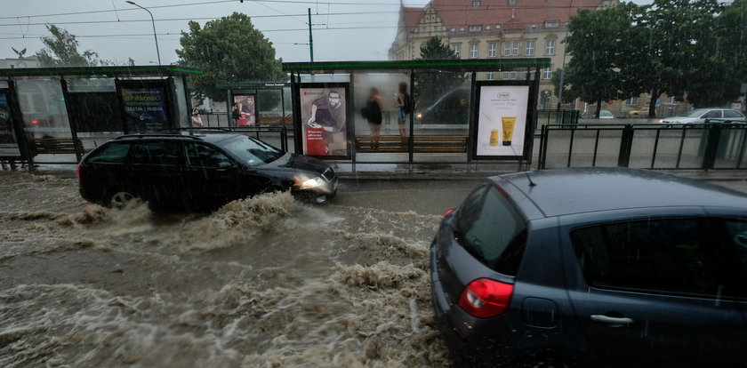 Nagłe burze i powodzie w miastach. Co zrobić, gdy zaleje nam auto? Jakie ubezpieczenie to obejmuje?