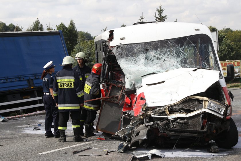 Policja ustala przyczynę zderzenia tira z busem