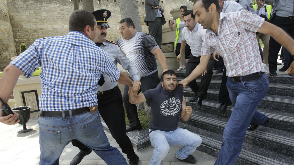 Podczas demonstracji w przeddzień pierwszego półfinału Konkursu Piosenki Eurowizji w stolicy Azerbejdżanu Baku policja zatrzymała co najmniej 41 osób protestujących przeciwko autorytarnym rządom prezydenta Hejdara Alijewa.