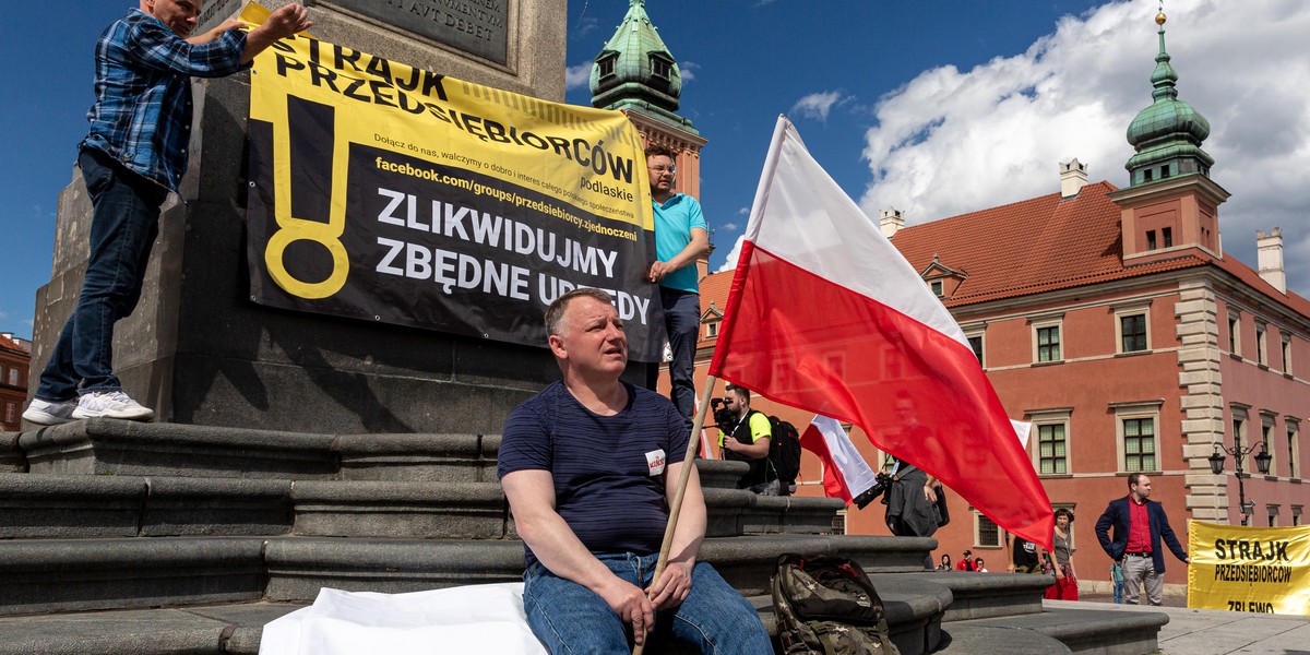 OECD zakłada dla nas spadek PKB o 7,4 proc. Odbicie w 2021 r. będzie niestety umiarkowane -  jedynie do poziomu 4,8 proc., co oznacza, że wychodzenie z recesji zajmie co najmniej dwa lata 