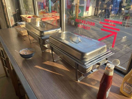 Posluženje u izbornom štabu koalicije "Biramo borbu" 