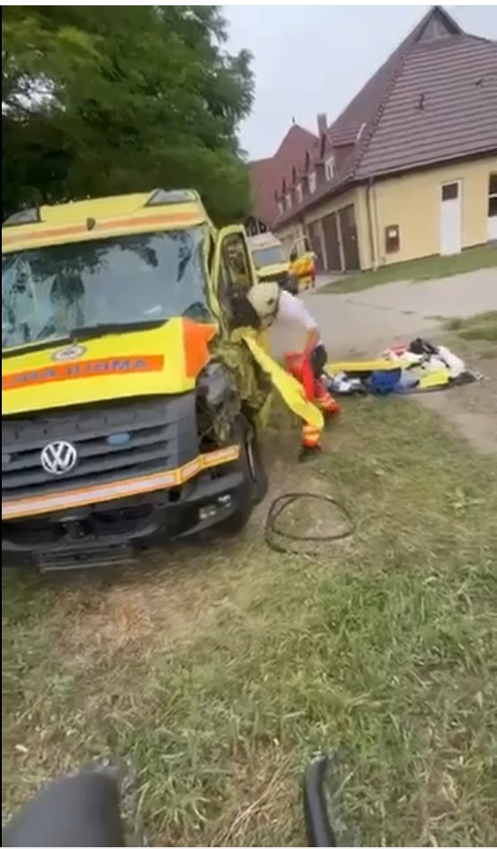 Sisakban szaladt neki felbőszült bika módjára a mentős a rohamkocsi ajtajának