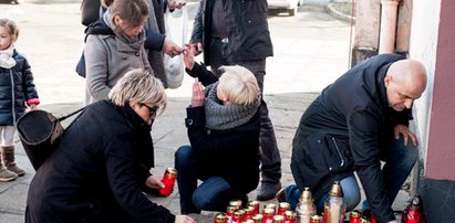 Zapłonęły znicze przed poradnią w Zabrzu