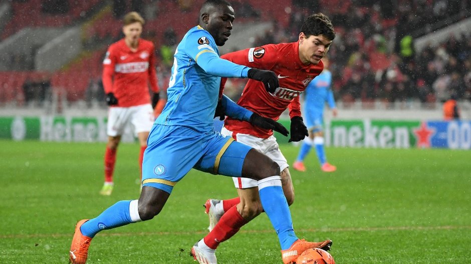 Kalidou Koulibaly (z lewej strony) podczas meczu ze Spartakiem Moskwa 24 listopada 2021 r.