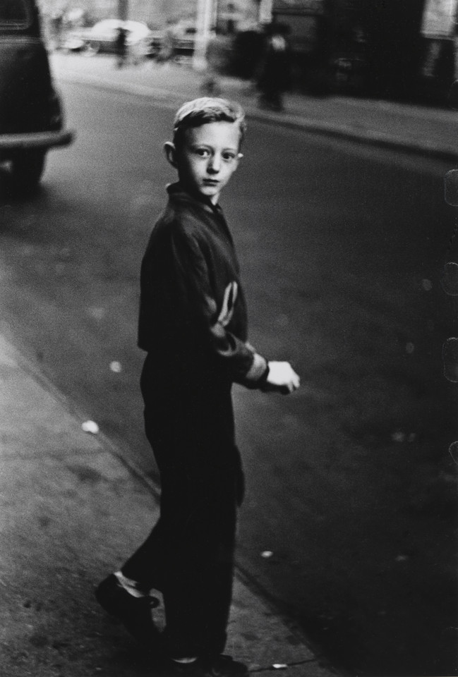 Diane Arbus, "Boy stepping off the curb" (Nowy Jork, 1957–58)