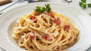 pyszny obiad na środę. podajemy przepis, ty gotujesz. makaron w kremowo-jajecznym sosie