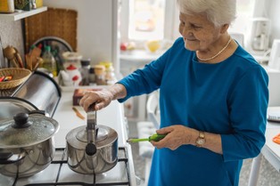 Niższe rachunki za prąd i gaz dla seniorów, kombatantów, wdów po kombatantach. Od 1 marca nowa, wyższa kwota ryczałtu energetycznego 2026