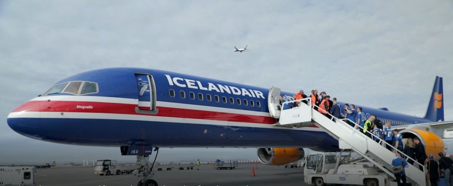 Islandzki przewoźnik Icelandair na 100-lecie niepodległości Islandii zamienił kadłub samolotu w narodową flagę