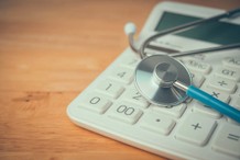 Zasiłek i dodatek pielęgnacyjny. W 2026 r. różnica to ok. 150 zł miesięcznie