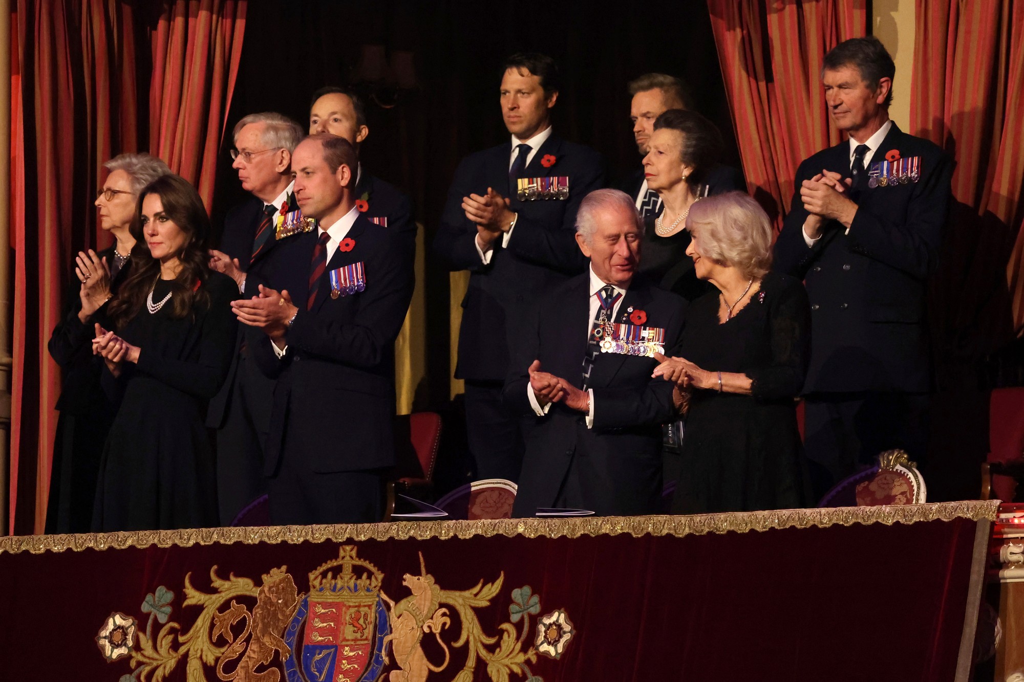 Kráľovská rodina v koncertnej sále Royal Albert Hall.