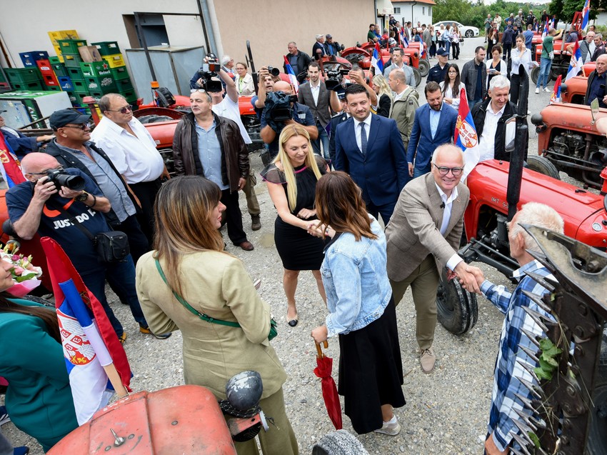 Ministarka sa poljoprivrednicima iz Orašca kod Aranđelovca: Dodeljeni besplatni zaštitni ramovi za traktore
