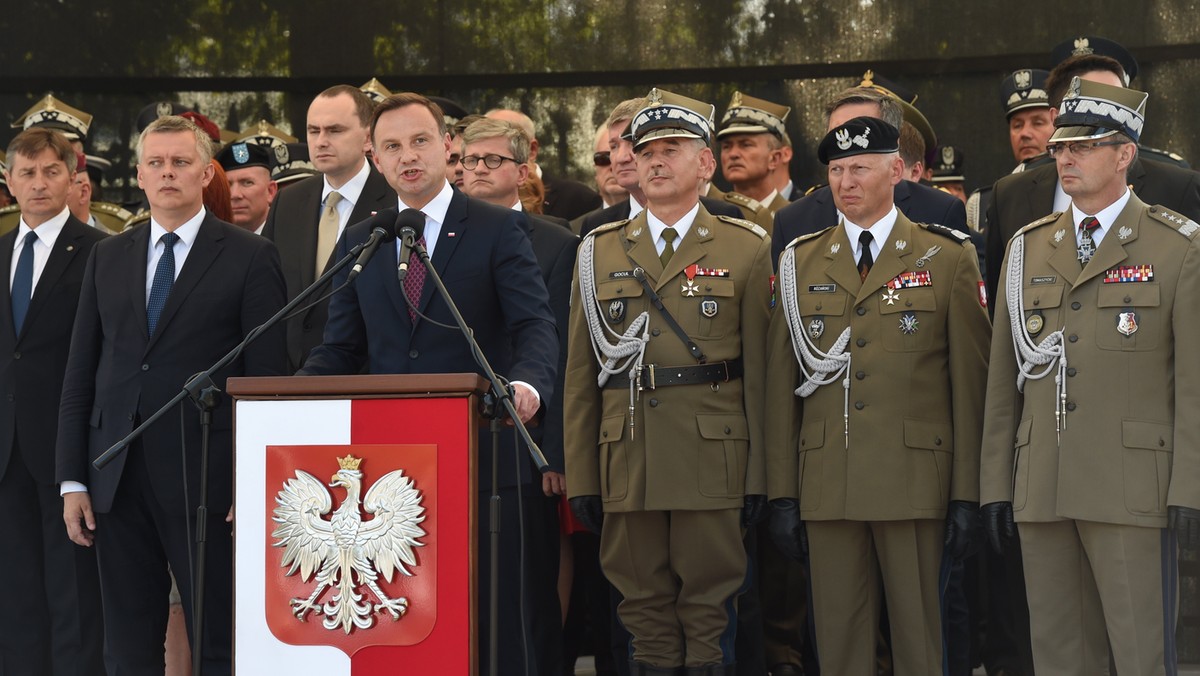 Będę czynił wszystko, abyście mieli poczucie, że możecie służyć ojczyźnie, nie martwiąc się o swój przyszły byt, o byt swoich rodzin - mówił w sobotę do żołnierzy prezydent Andrzej Duda, dziękując im za służbę. - Pokazujecie wielkość Polski, wszyscy jesteśmy z was ogromnie dumni - podkreślił.