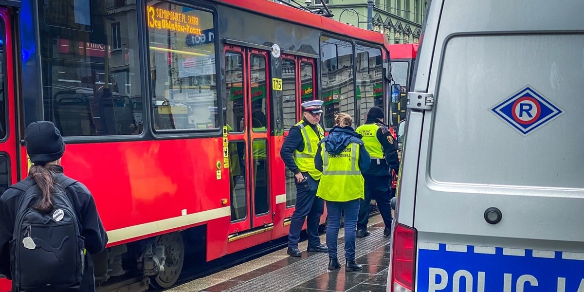 44-latek wpadł pod koła "trzynastki". Na miejscu służby ratunkowe i policja. 