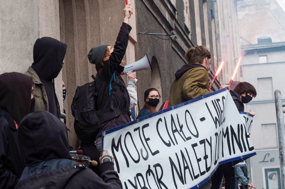 Poznań: protesty przeciwko orzeczeniu TK ws. aborcji w dawnym szpitalu przy ul. Szkolnej