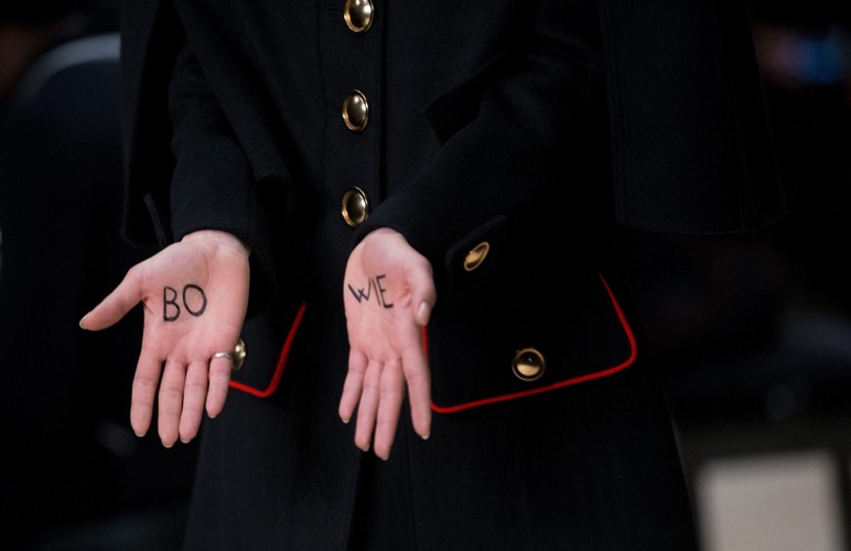 Modelki na pokazie Burberry w Londonie oddały hołd Davidowi Bowiemu