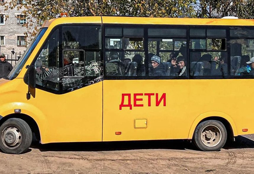 Bus, którym do punktu poborowego zostają przywożeni rekruci