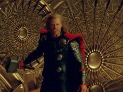 Thor przemierza różne światy