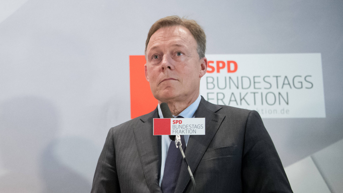 Szef klubu parlamentarnego SPD Thomas Oppermann podczas debaty nad oświadczeniem Angeli Merkel w Bundestagu zarzucił Polsce i Węgrom "demontowanie" wolności prasy i wymiaru sprawiedliwości. Grożenie zerwaniem obrad szczytu UE nazwał "żenadą".