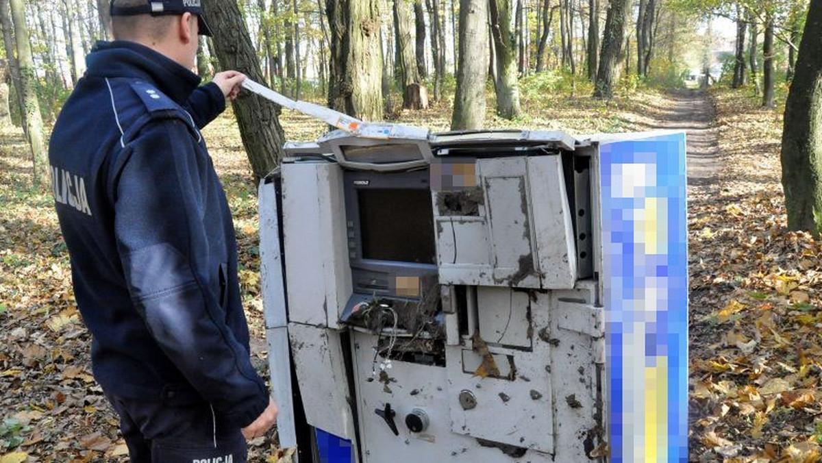 Gorzowscy policjanci ustalają osoby odpowiedzialne za usiłowania kradzieży bankomatu. W podgorzowskim Janczewie, prawdopodobnie kilku sprawców siłą wyrwało urządzenie z podłoża. Rabusie porzucili elektroniczny sejf kilkaset metrów dalej. Sprawcom nie udało się pokonać jego zabezpieczeń.