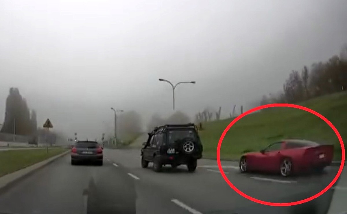 Chevrolet Corvette rozbity na przystanku w Warszawie