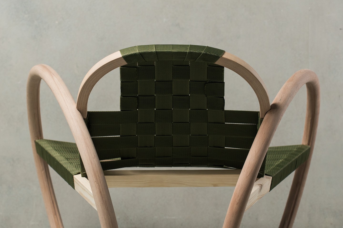 Kalivoda Flóra Anna: BÅGE. A Sellaton Design Kft. támogatásával készült karosszék kétféle Thonet elemből épül fel. Formája ösztönösen vezeti a használót, hívogat a pihenésre. A bükkfa természetes árnyalata időtlen, a szövött heveder pedig kortárs frissességet visz a klasszikus alapok közé