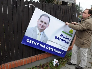 Mariusz Batorski sprząta banery wyborcze