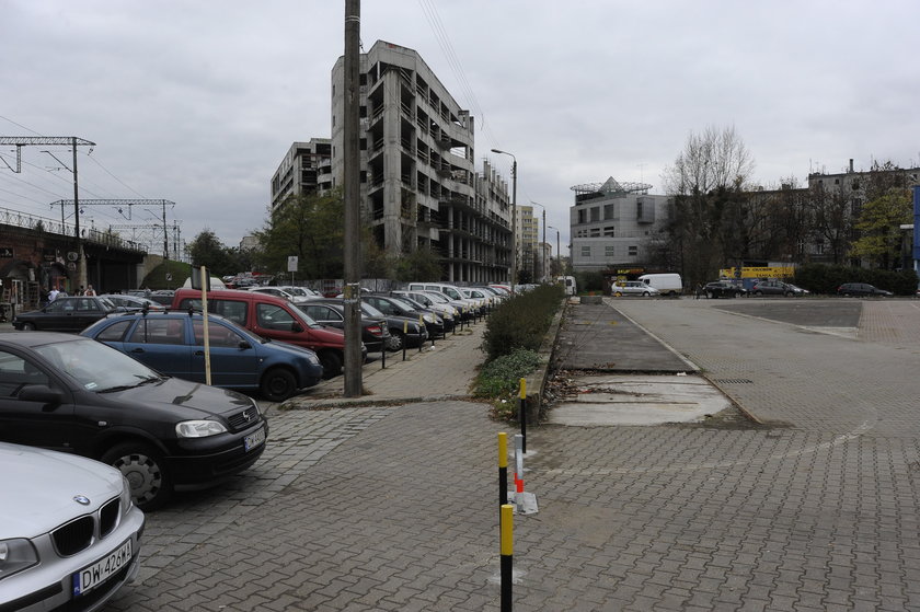 Samochody zaparkowane przy ul. Kolejowej we Wrocławiu