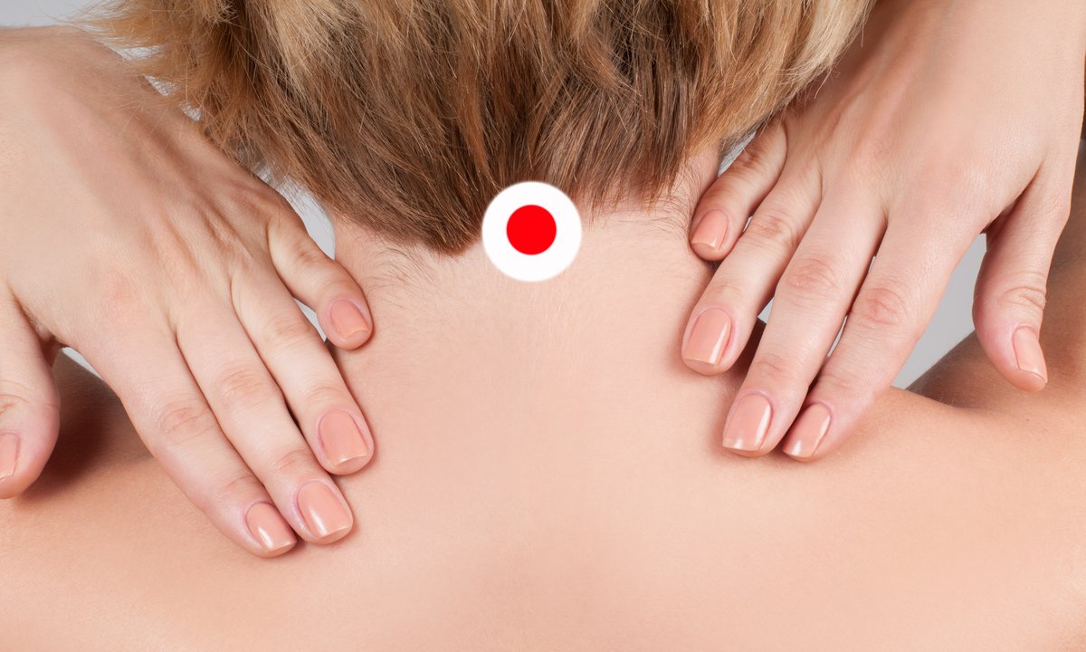 Przyłóż kostkę lodu do szyi. Efekt cię zaskoczy