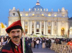 Pielgrzymi czekali na beatyfikację w deszczu